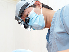 治療中の歯科医師